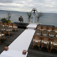 海が見渡せる挙式会場です。椅子は親族用でした。