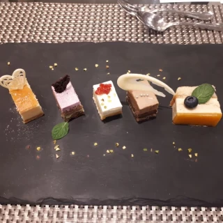 二人で写真のとおりの五品でした。少量で味が分かりにくいです。