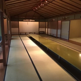 お部屋の全体図です。
広いお部屋で周りに水が流れています。