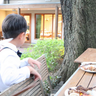 庭にもテーブルと椅子が用意されている