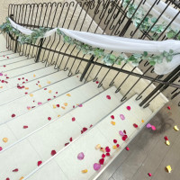 大階段の装花(チュールとグリーン)