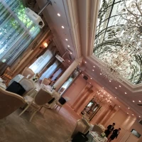 天窓のある披露宴会場は自然光たっぷり。