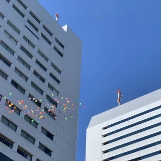 外に出て、海のそばで風船の演出がありました！