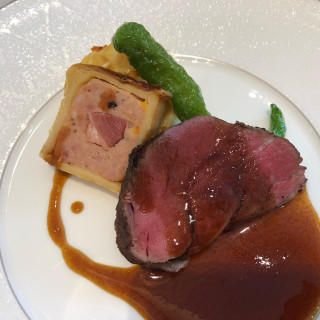 メインのお肉はとても柔らかくジューシーでした
