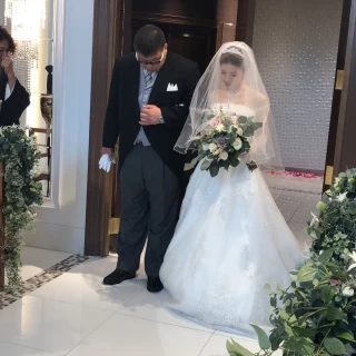 新婦と新婦父のバージンロード