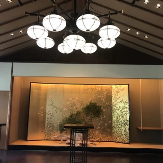 和のチャペルで金屏風と照明も和を演出