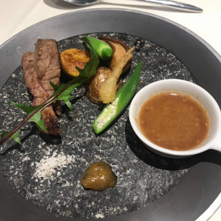 温かい石の上でお肉もずっと温かい状態でした
