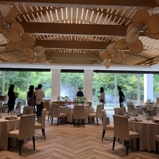 ナチュラルモダンな落ち着いた雰囲気の会場