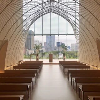 白をモチーフにした温かな会場