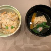 ご飯とお吸い物
シャケが入っていました。