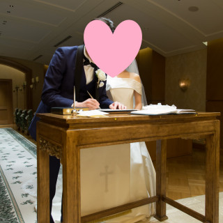 結婚証明書へのサイン