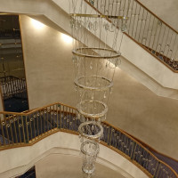 シャンデリアが豪華な大階段。写真映えしそうです。