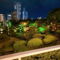 披露宴会場のバックの夜の日本庭園