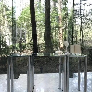 チャペルの祭壇です。
塀が見えているのが残念…