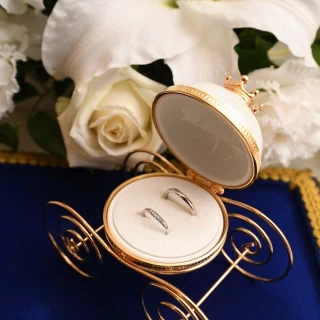 結婚指輪はこのケースに入れてもらえます。式の後は貰えます。