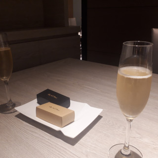 試食させていただいたシャンパンとガトーショコラ
