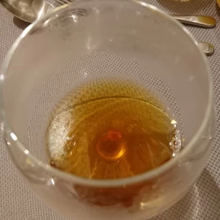 グラスに入ったコンソメスープ