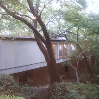 雨の日は、チャペルまで濡れずに行ける通路もあります