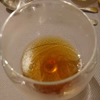 グラスに入ったコンソメスープ
