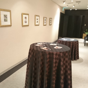 ゲスト控え室にもうけられたフォトルーム 写真を飾る演出|542949さんの白金迎賓館 アートグレイスクラブの写真(872544)