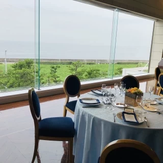 ホテル内の海の見える会場