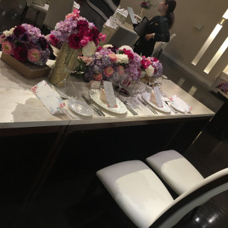 新郎新婦の席は高さはない。