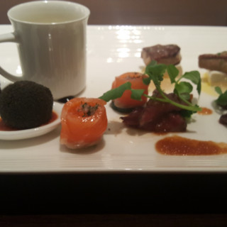 ブライダルフェアの料理。左のスプーンにのった黒コロッケは美味