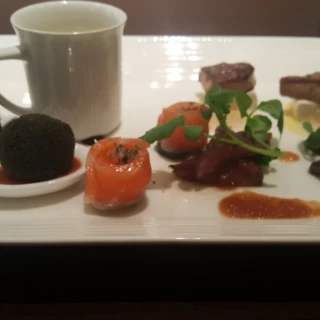 ブライダルフェアの料理。左のスプーンにのった黒コロッケは美味