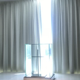 カーテンが開く際、中央の十字架から光が差し神秘的