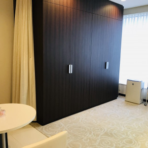 カーテンを閉めて新郎は新婦の準備ができるまで待機できる|543156さんの京王プラザホテルの写真(889837)
