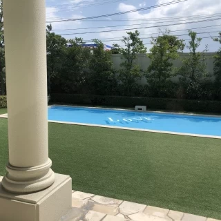 芝生やプール
