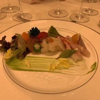 前菜はソースがオシャレにぬってあってびっくり！