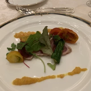 前菜は生のお魚でソースも美味しかった