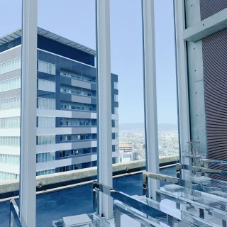 左右の壁がガラス張りなので、高所恐怖症の人は少しドキドキかも