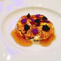 金箔がふんだんに使われた前菜のお料理。目もびっくりしました。