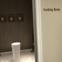 ゲストの待合室には喫煙所もあり、ドアが閉まります。