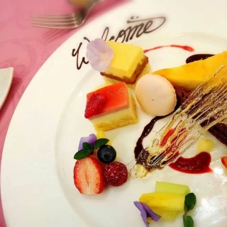目にも美しいデザートビュッフェ
