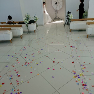 退場の際にはフラワーシャワーを行いました。|543369さんのシー シェル ブルー／サザンビーチホテル＆リゾート●小さな結婚式の写真(859062)