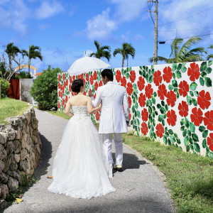 ホテルからビーチまでも沖縄感があります。|543369さんのシー シェル ブルー／サザンビーチホテル＆リゾート●小さな結婚式の写真(859069)