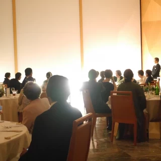披露宴開始時の新郎新婦の入場