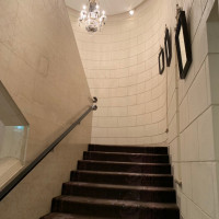 写真スポットとして人気の大理石の階段