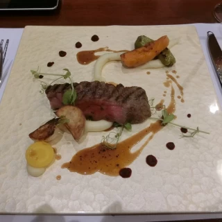 試食でいただいた牛フィレ。美味しいですが、脂身が重いです