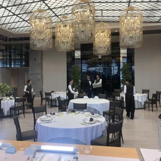 オシャレなカフェのような披露宴会場