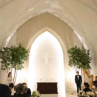 ボーカル二人、ハープの奏でとともに。