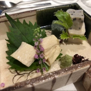 湯葉を使った料理です。