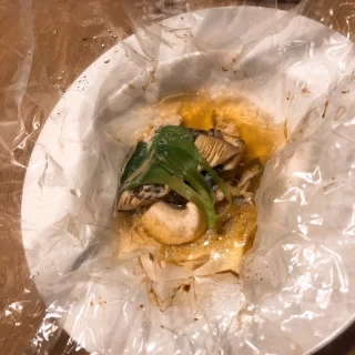 特殊な包み紙で包んだまま焼いているそうです。開く瞬間が楽しい