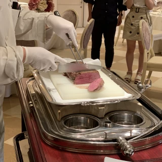目の前でカットされるお肉