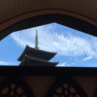 チャペルの窓から八坂の塔が見えます