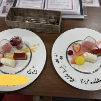 デザートプレート。二人で内容が微妙に違います。