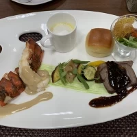 試食会のプレート。オマールエビがとても美味しかったです。